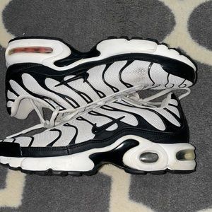 2016 black and white airmax. Women 8 kids 6.5